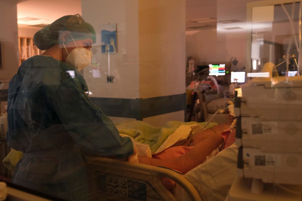 Κοροναϊός: 70χρονος πλήρως εμβολιασμένος με βαριά πνευμονία σε ΜΕΘ