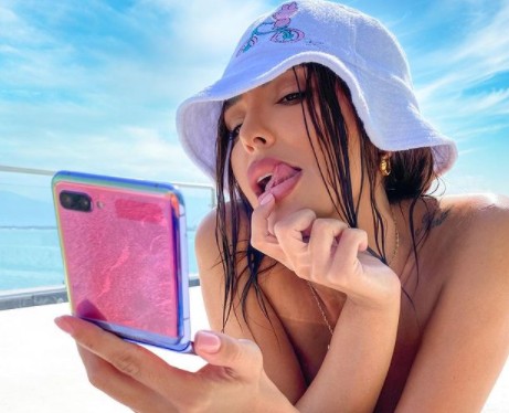 Μοντέλο ποζάρει με τα απολύτως απαραίτητα και… είναι ό,τι πιο σέξι θα δείτε σήμερα