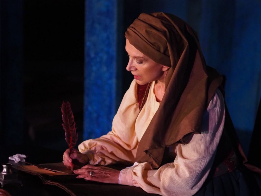 Η «Μπουμπουλίνα» Μαίρη Βιδάλη μιλά στο in.gr για τις «Αθάνατες» ηρωίδες του 1821