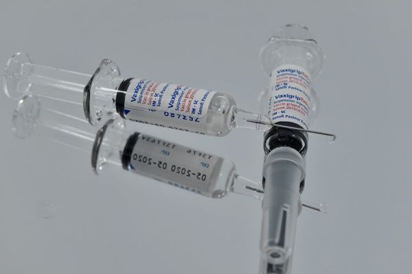 Κοροναϊός: Ζωτική προστασία του αντιγριπικού εμβολίου απέναντι στον ιό