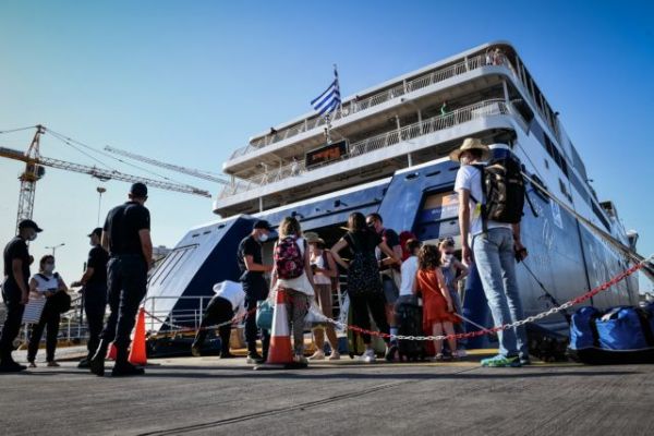 Τι δείχνουν τα μοντέλα των ειδικών για τον Αύγουστο – Διακοπές στα νησιά υπό τον φόβο έκρηξης κρουσμάτων και τοπικών περιορισμών
