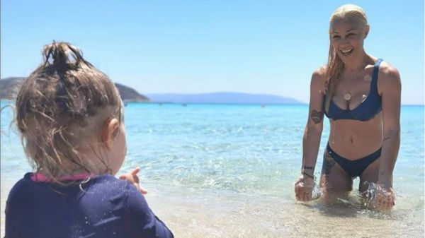 Πηνελόπη Αναστασοπούλου: Ποζάρει αγκαλιά με την κορούλα της και το Instagram λιώνει