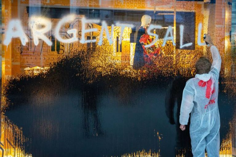 Γαλλία: Ακτιβιστές έριξαν μαύρη μπογιά στο κατάστημα La Samaritaine του μεγιστάνα Μπερνάρ Αρνό