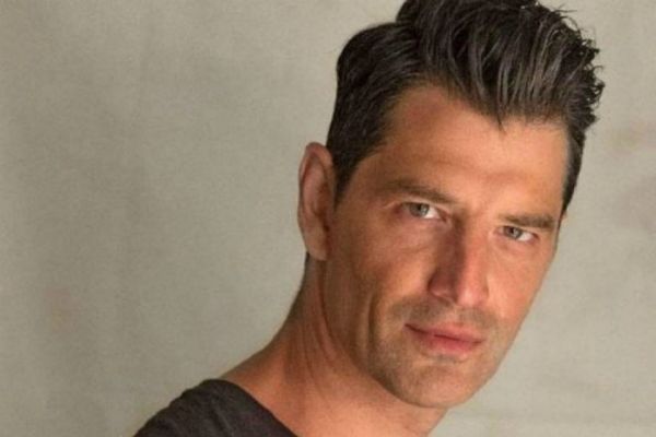 Σάκης Ρουβάς: Δροσίζεται με το λάστιχο και το Instagram παίρνει φωτιά