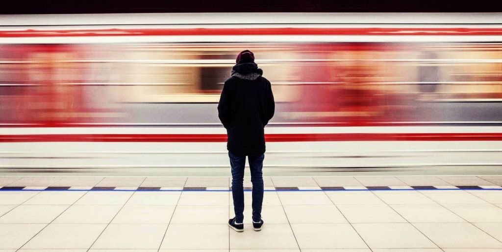 Η επιδημία της μοναξιάς: Πώς η πανδημία επηρεάζει τις προσωπικές σχέσεις των νέων