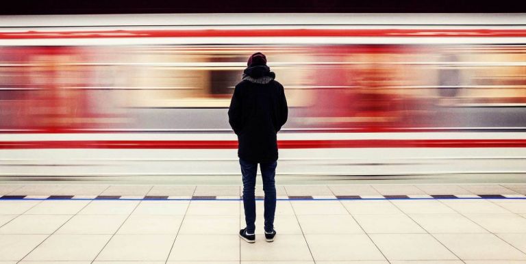 Η επιδημία της μοναξιάς: Πώς η πανδημία επηρεάζει τις προσωπικές σχέσεις των νέων