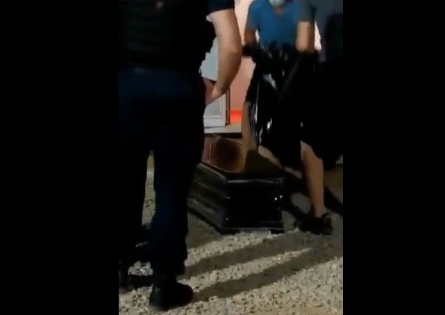 Σχιστό: Αφγανός πρόσφυγας αυτοκτόνησε φοβούμενος απέλαση – Σοκαριστικό βίντεο με τη σορό του σε μαύρη σακούλα