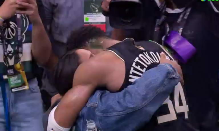 Φοβερός Γιάννης: Έτρεξε να αγκαλιάσει τη μητέρα του με τη λήξη του ματς