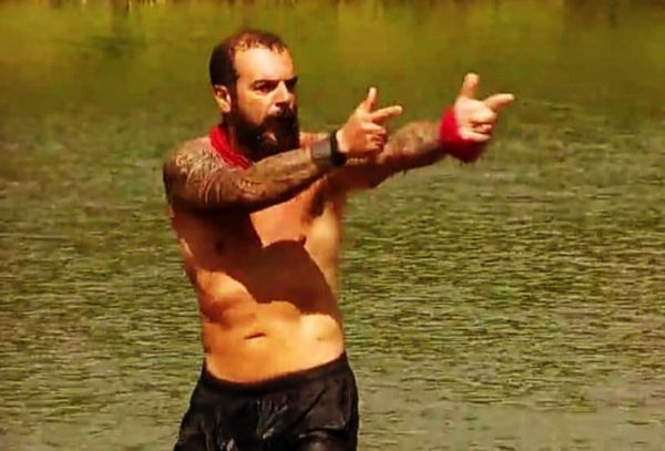 Τριαντάφυλλος: Χαμός στο Πόρτο Ράφτη – Τον περικύκλωσαν για να τραγουδήσουν μαζί