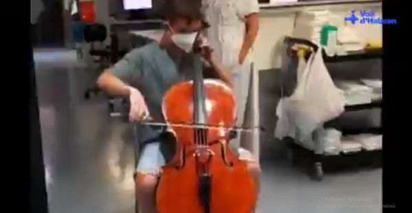 Έφηβος έπαιξε τσέλο στον βαριά άρρωστο πατέρα του και έγινε καλά