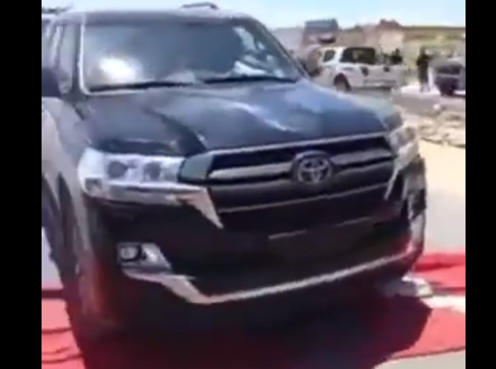Λιβύη: Αυτοκίνητα κάνουν «κουρέλι» την τουρκική σημαία