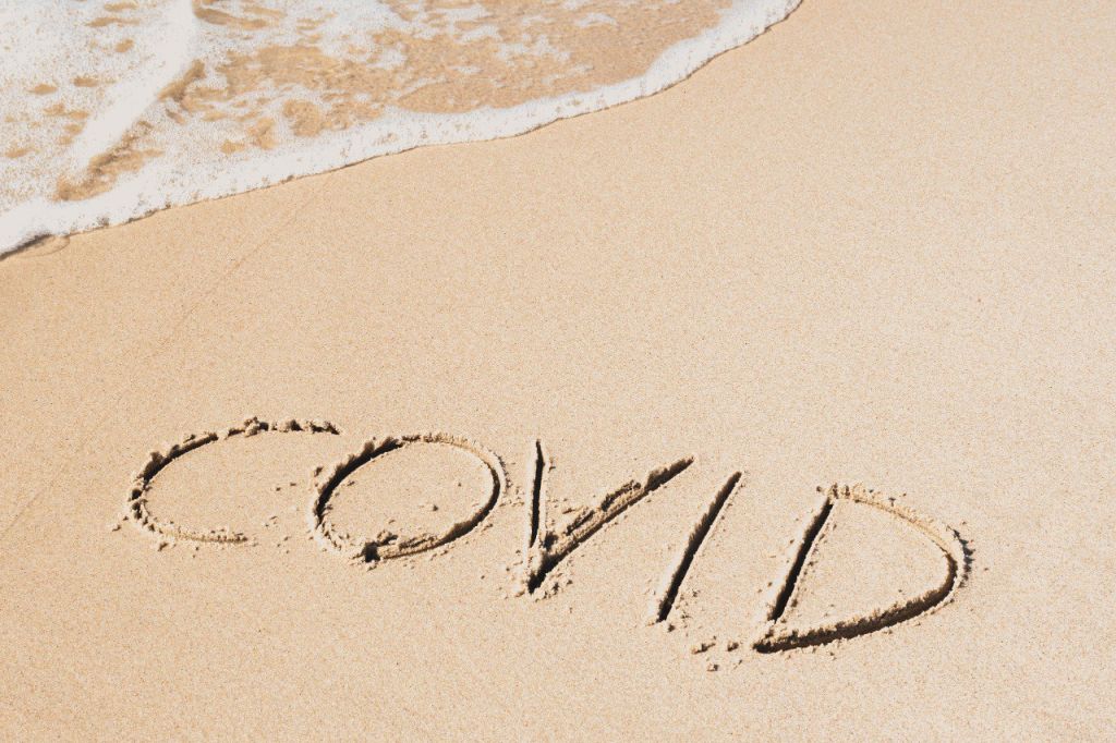 Κοροναϊός: Μάχη για να μη μετατραπεί σε «τσουνάμι» το 4ο κύμα – Πώς η μετάλλαξη «Δέλτα» απειλεί το τείχος ανοσίας