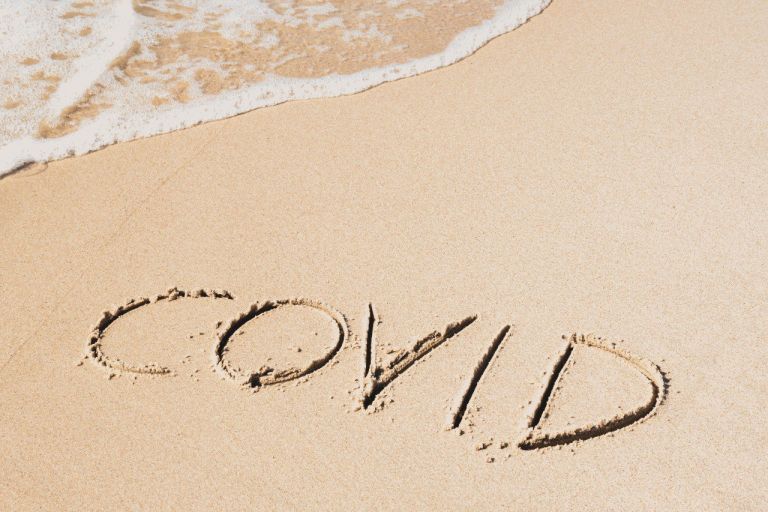 Κοροναϊός: Μάχη για να μη μετατραπεί σε «τσουνάμι» το 4ο κύμα – Πώς η μετάλλαξη «Δέλτα» απειλεί το τείχος ανοσίας