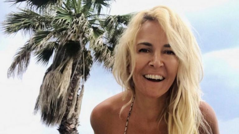 Μαρία Ανδρούτσου: Κάνει δουλειές του σπιτιού με μπικίνι και μας αφήνει άφωνους