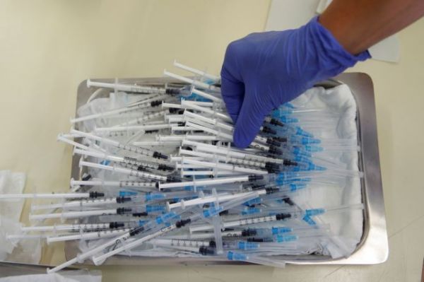 Περίεργη υπόθεση: Γιατρός αντί να εμβολιάζει, πέταγε τις σύριγγες στα σκουπίδια
