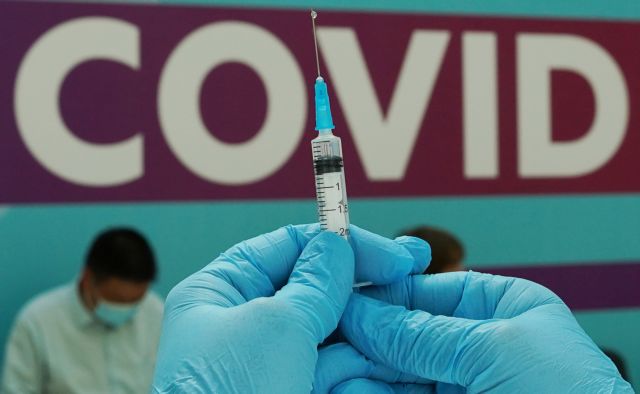 Κοροναϊός: Τα εμβόλια «φρενάρουν» και τις νέες μεταλλάξεις - Τι δείχνει νέα μελέτη