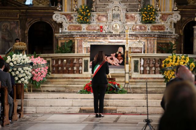 Ιταλία: Χιλιάδες Ιταλοί αποχαιρέτησαν τραγουδώντας τη θρυλική Ραφαέλα Καρά