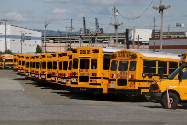 ΗΠΑ: «Πετούν» τη μάσκα στο σχολείο οι εμβολιασμένοι μαθητές και εκπαιδευτικοί