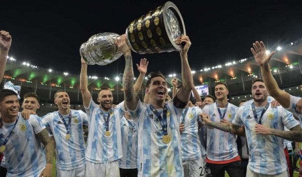 Η απονομή στην Αργεντινή: Ο Μέσι σηκώνει την πρώτη κούπα με την Εθνική