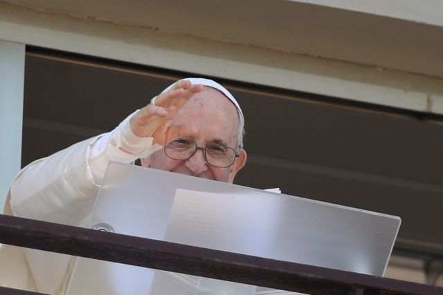 Ο Πάπας ευλόγησε τους πιστούς από το μπαλκόνι του νοσοκομείου