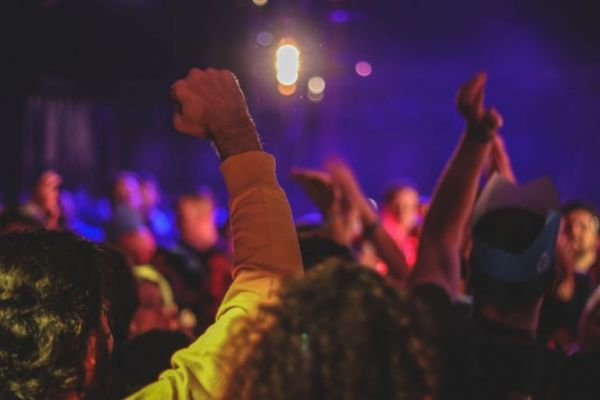 Θεσσαλονίκη: Νέο ολονύκτιο κορονοπάρτι σε μυστική τοποθεσία – Βίντεο ντοκουμέντο