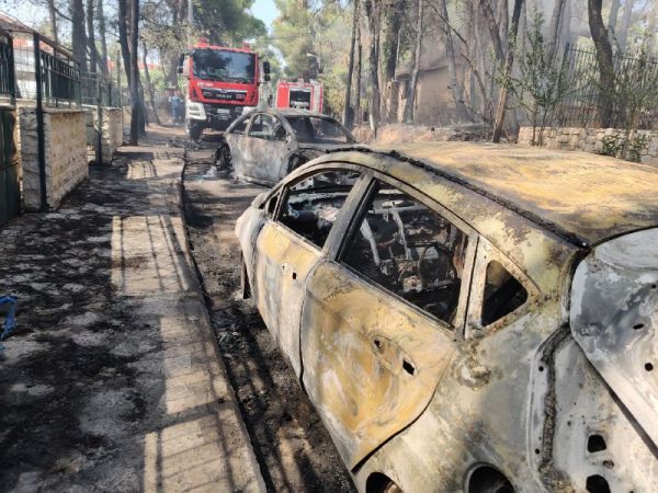 Φωτιά σε Σταμάτα, Ροδόπολη και Διόνυσο: «Ακούστηκαν τέσσερα γκαζάκια να σκάνε»