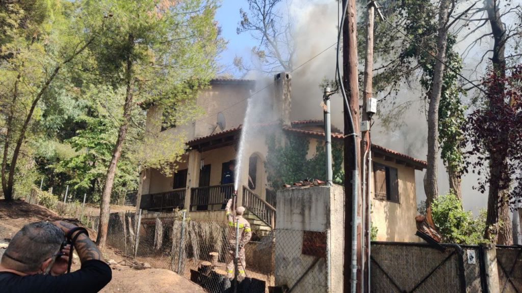 Φωτιά σε Σταμάτα, Ροδόπολη και Διόνυσο: «Η κατάσταση δείχνει καλύτερη»