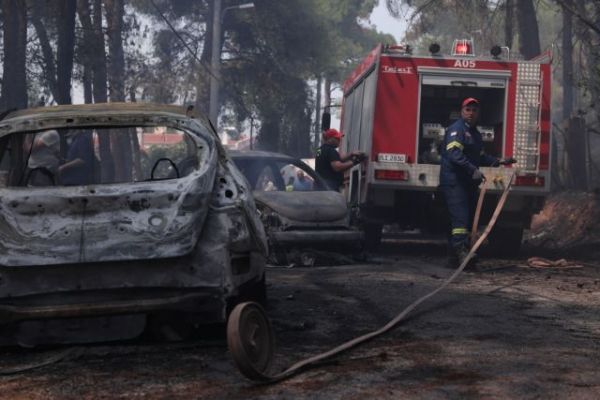 Φωτιά σε Σταμάτα – Ροδόπολη: Τουλάχιστον 20 σπίτια έγιναν στάχτη – Σημαντικό ότι ανακόπηκε η πορεία προς Πεντέλη