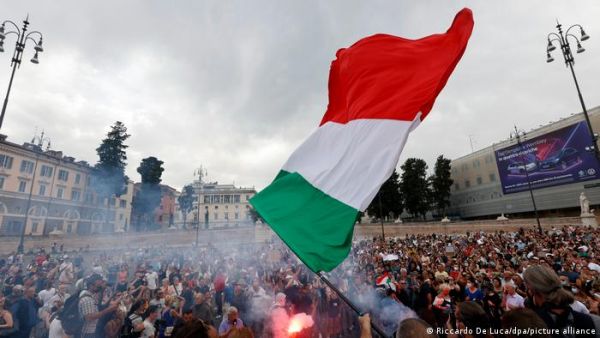 Στους δρόμους οι Ιταλοί για το «πράσινο πάσο»