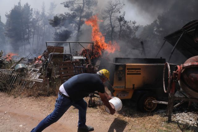 Φωτιά στην Αχαϊα: Εκκενώνονται πάνω από δέκα χωριά - Ζημιές σε σπίτια και τέσσερις τραυματίες