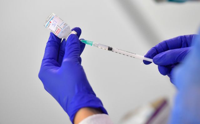 Κοροναϊός: Γιατί βλέπουμε κρούσματα σε εμβολιασμένους - Οι πιθανότητες να νοσήσει κάποιος που έχει «τσιμπηθεί»