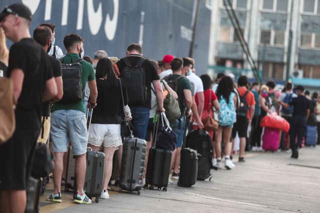 Πειραιάς – Μεγάλες ουρές στο λιμάνι