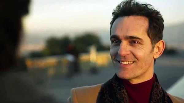 La Casa de Papel: O «Βerlin» απαγγέλει ποίηση σε αρχαίο θέατρο της Μήλου