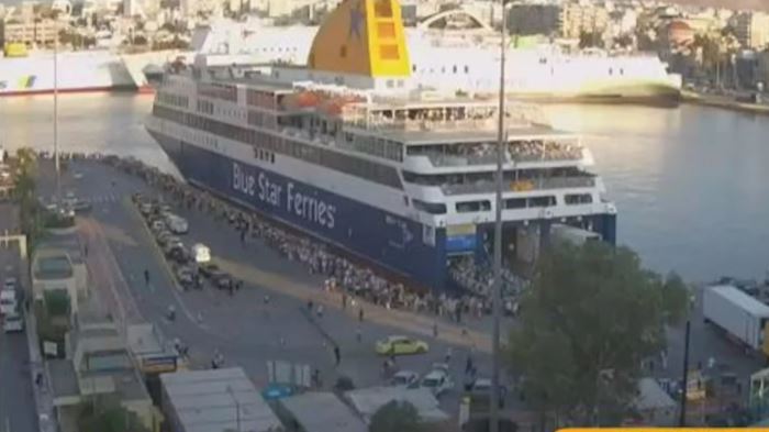 Πειραιάς: Ατέλειωτες ουρές στο λιμάνι – Πώς ταξιδεύουμε με πλοίο