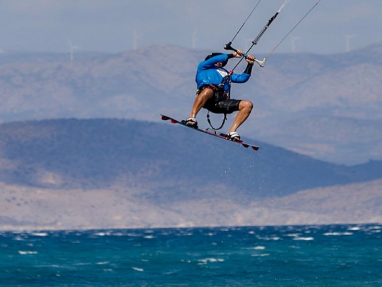 Νάξος: Έχασε τον έλεγχο της αετοσανίδας και έπεσε στην παραλία