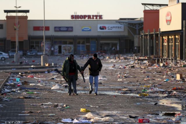 Νότια Αφρική: Ελλείψεις σε καύσιμα και τρόφιμα από τα βίαια επεισόδια