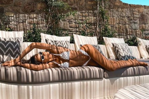 Ιζαμπέλ Γκουλάρτ: Διαφήμισε τη Μύκονο μέσα από σέξι πόζες