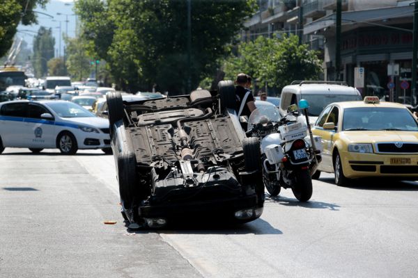 Λεωφόρος Αλεξάνδρας: Αναποδογύρισε αυτοκίνητο στη μέση του δρόμου