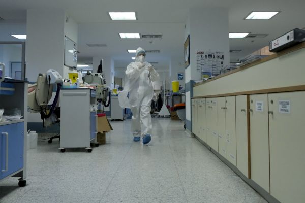 Κοροναϊός: 2.604 νέα κρούσματα και 5 θάνατοι – Στους 126 οι διασωληνωμένοι