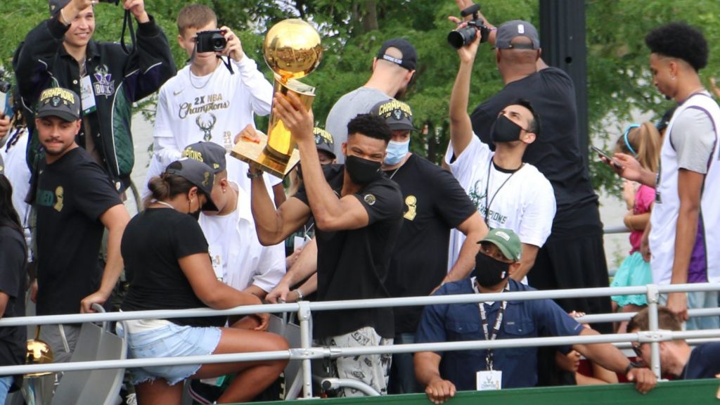 Live: Η ώρα της αποθέωσης για τον Γιάννη Αντετοκούνμπο – H παρέλαση των Μπακς για την κατάκτηση του τίτλου