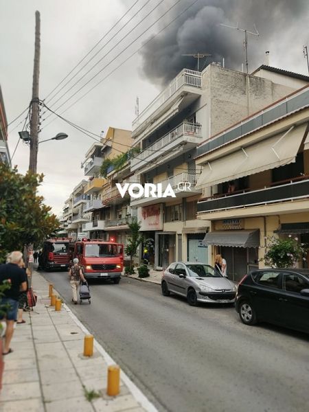 Θεσσαλονίκη: Συναγερμός από φωτιά σε πολυκατοικία – Ένοπλος απειλεί να αυτοκτονήσει