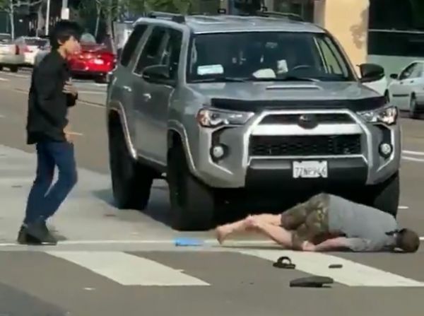 ΗΠΑ: Ασιάτης έβγαλε νοκ-άουτ ρατσιστή που του επιτέθηκε στο δρόμο