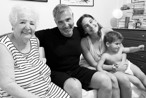 Φωτεινή Αθερίδου: Παίρνει συνέντευξη από τη γιαγιά της και «ρίχνει» το Instagram