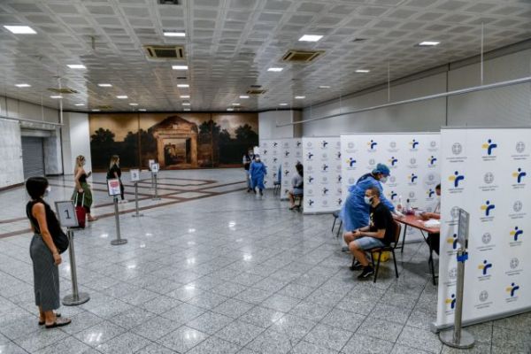 Κοροναϊός: Μάχη με τον χρόνο να περιοριστεί η εξάπλωση της Δέλτα