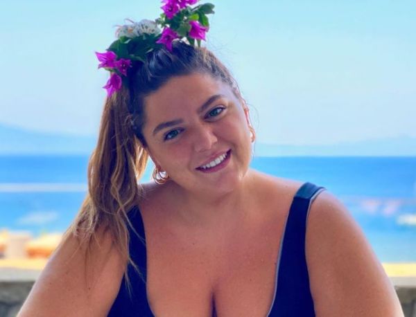 Δανάη Μπάρκα: Άκρως καλοκαιρινή ποζάρει με το λευκό σορτσάκι της