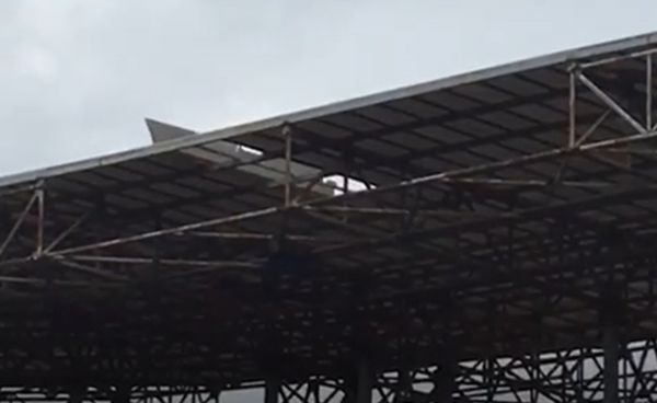 Βίντεο-σοκ: Ακατάλληλο και επικίνδυνο το γήπεδο της Νέφτσι – Φεύγουν κομμάτια από το στέγαστρο λόγω αέρα