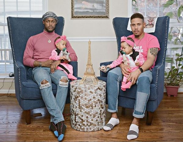 Φωτογραφικό ημερολόγιο με τρυφερές στιγμές γκέι μπαμπάδων