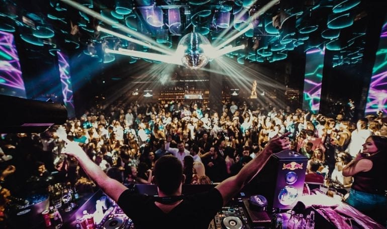 Κοροναϊός: Ετοιμάζουν rave πάρτι με 2.000 καλεσμένους στο κέντρο της Αθήνας