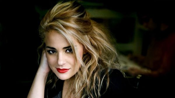 Βρείτε τη Νατάσα Μποφίλιου σε αυτήν την καλοκαιρινή φωτογραφία