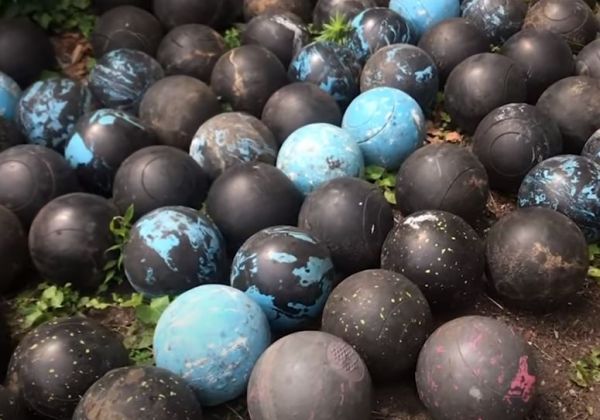 Ο πιο περίεργος θησαυρός – Βρήκε πάνω από 150 μπάλες του μπόουλινγκ στον κήπο του